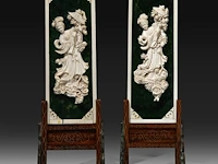 A pair of jade candle screens with ivory inlay of ladies with a parasol surrounded by flowers, late qing dynasty/early republic (ca. 1900), total h 38 cm - w 14,5 cm (+)