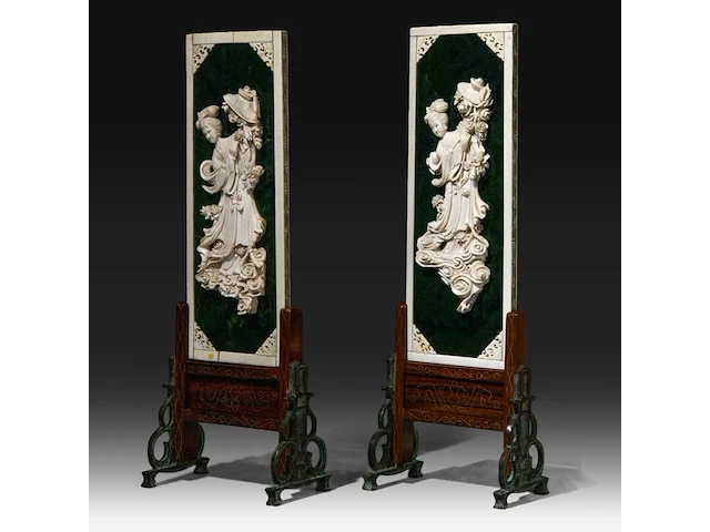A pair of jade candle screens with ivory inlay of ladies with a parasol surrounded by flowers, late qing dynasty/early republic (ca. 1900), total h 38 cm - w 14,5 cm (+) - afbeelding 2 van  6