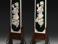 A pair of jade candle screens with ivory inlay of ladies with a parasol surrounded by flowers, late qing dynasty/early republic (ca. 1900), total h 38 cm - w 14,5 cm (+) - afbeelding 2 van  6
