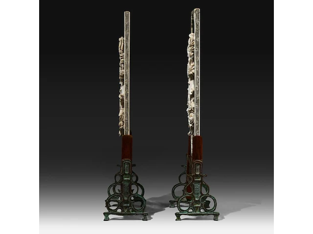 A pair of jade candle screens with ivory inlay of ladies with a parasol surrounded by flowers, late qing dynasty/early republic (ca. 1900), total h 38 cm - w 14,5 cm (+) - afbeelding 3 van  6