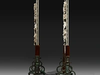 A pair of jade candle screens with ivory inlay of ladies with a parasol surrounded by flowers, late qing dynasty/early republic (ca. 1900), total h 38 cm - w 14,5 cm (+) - afbeelding 3 van  6