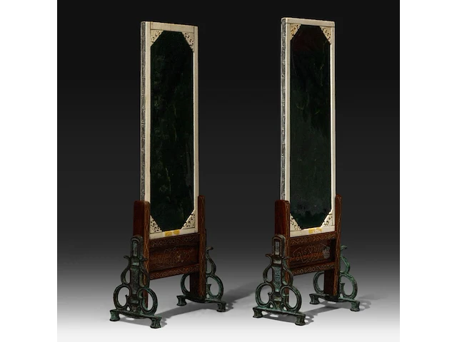 A pair of jade candle screens with ivory inlay of ladies with a parasol surrounded by flowers, late qing dynasty/early republic (ca. 1900), total h 38 cm - w 14,5 cm (+) - afbeelding 4 van  6