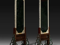 A pair of jade candle screens with ivory inlay of ladies with a parasol surrounded by flowers, late qing dynasty/early republic (ca. 1900), total h 38 cm - w 14,5 cm (+) - afbeelding 4 van  6