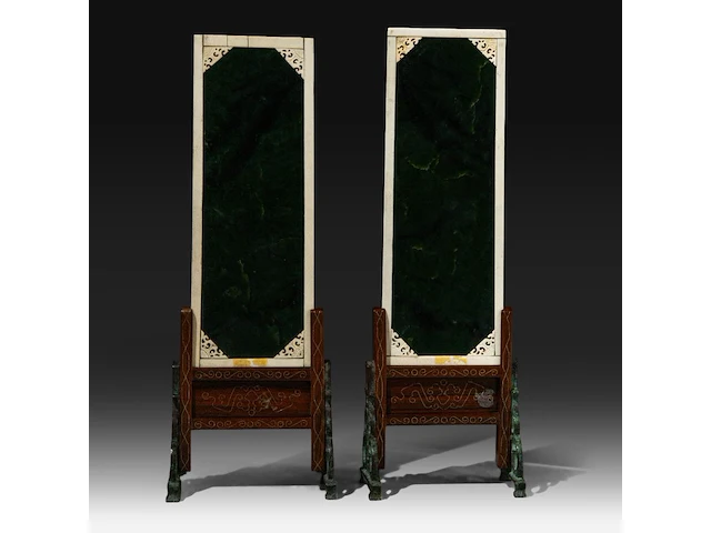 A pair of jade candle screens with ivory inlay of ladies with a parasol surrounded by flowers, late qing dynasty/early republic (ca. 1900), total h 38 cm - w 14,5 cm (+) - afbeelding 5 van  6