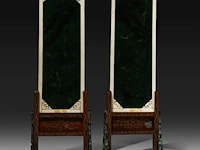 A pair of jade candle screens with ivory inlay of ladies with a parasol surrounded by flowers, late qing dynasty/early republic (ca. 1900), total h 38 cm - w 14,5 cm (+) - afbeelding 5 van  6