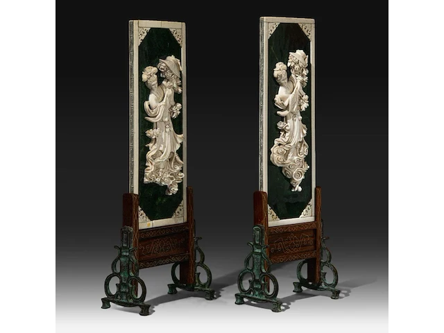 A pair of jade candle screens with ivory inlay of ladies with a parasol surrounded by flowers, late qing dynasty/early republic (ca. 1900), total h 38 cm - w 14,5 cm (+) - afbeelding 6 van  6