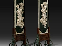 A pair of jade candle screens with ivory inlay of ladies with a parasol surrounded by flowers, late qing dynasty/early republic (ca. 1900), total h 38 cm - w 14,5 cm (+) - afbeelding 6 van  6