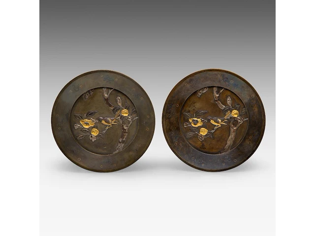 A pair of japanese bronze decorative plates with gold and silver relief decor of a bird among flowering branches, meiji period (1868-1912), ø 30 cm - afbeelding 1 van  2