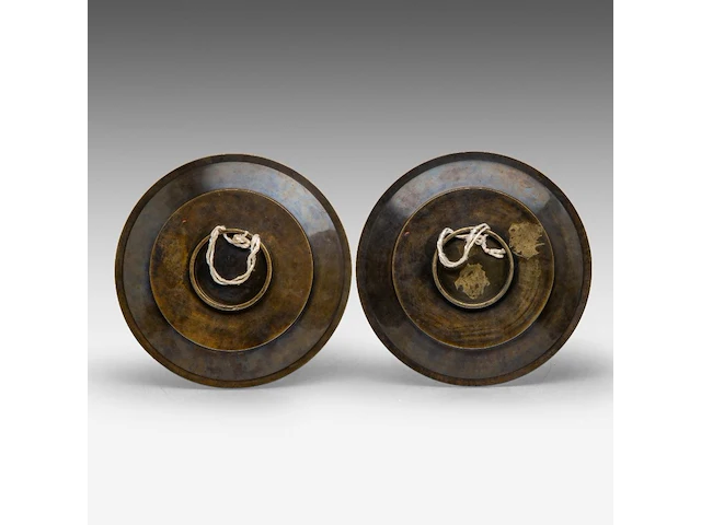 A pair of japanese bronze decorative plates with gold and silver relief decor of a bird among flowering branches, meiji period (1868-1912), ø 30 cm - afbeelding 2 van  2