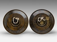 A pair of japanese bronze decorative plates with gold and silver relief decor of a bird among flowering branches, meiji period (1868-1912), ø 30 cm - afbeelding 2 van  2