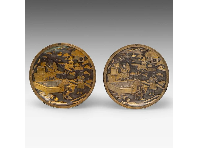 A pair of japanese bronze decorative plates with gold and silver relief decor of children playing with goldfish, meiji period (1868-1912), ø 25 cm - afbeelding 1 van  4