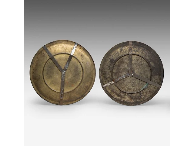 A pair of japanese bronze decorative plates with gold and silver relief decor of children playing with goldfish, meiji period (1868-1912), ø 25 cm - afbeelding 2 van  4