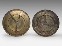 A pair of japanese bronze decorative plates with gold and silver relief decor of children playing with goldfish, meiji period (1868-1912), ø 25 cm - afbeelding 2 van  4