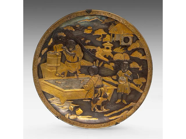 A pair of japanese bronze decorative plates with gold and silver relief decor of children playing with goldfish, meiji period (1868-1912), ø 25 cm - afbeelding 3 van  4