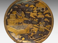 A pair of japanese bronze decorative plates with gold and silver relief decor of children playing with goldfish, meiji period (1868-1912), ø 25 cm - afbeelding 3 van  4