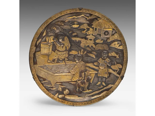 A pair of japanese bronze decorative plates with gold and silver relief decor of children playing with goldfish, meiji period (1868-1912), ø 25 cm - afbeelding 4 van  4