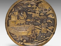 A pair of japanese bronze decorative plates with gold and silver relief decor of children playing with goldfish, meiji period (1868-1912), ø 25 cm - afbeelding 4 van  4