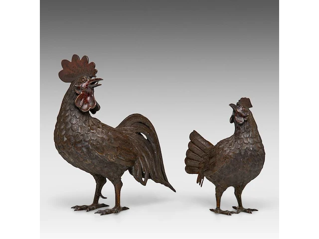 A pair of japanese bronze okimono of a hen and cockerel, meiji period (1868-1912), h 32 cm / h 23 cm - afbeelding 1 van  8
