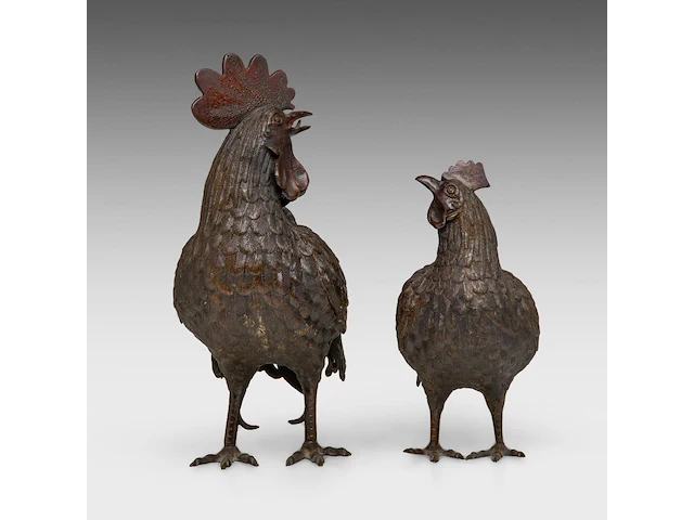 A pair of japanese bronze okimono of a hen and cockerel, meiji period (1868-1912), h 32 cm / h 23 cm - afbeelding 2 van  8