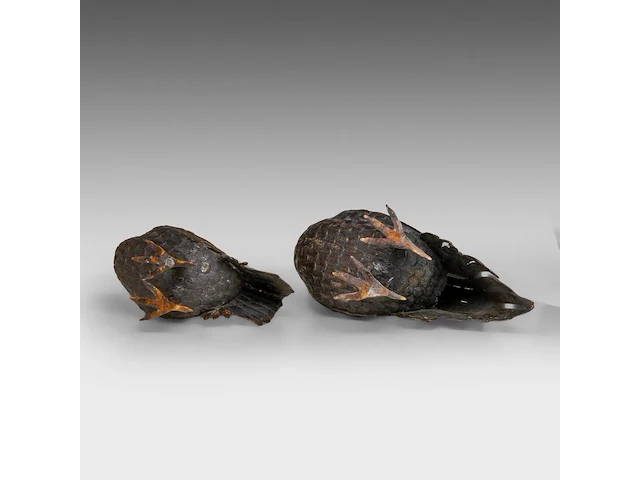 A pair of japanese bronze okimono of a hen and cockerel, meiji period (1868-1912), h 32 cm / h 23 cm - afbeelding 6 van  8