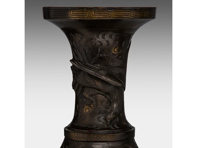 A pair of japanese 'dragon and phoenix' bronze vases with gilt details, meiji period, h 56 cm - afbeelding 2 van  10