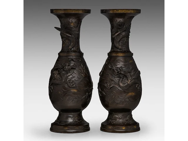 A pair of japanese 'dragon and phoenix' bronze vases with gilt details, meiji period, h 56 cm - afbeelding 1 van  10