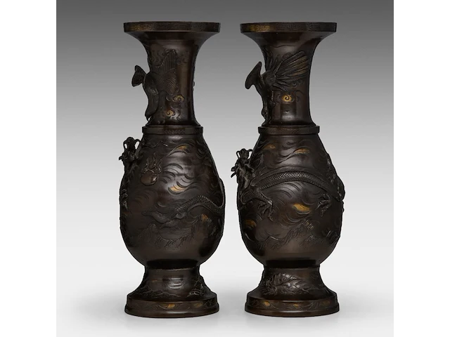 A pair of japanese 'dragon and phoenix' bronze vases with gilt details, meiji period, h 56 cm - afbeelding 3 van  10