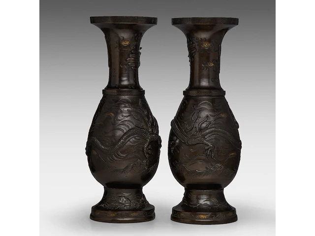 A pair of japanese 'dragon and phoenix' bronze vases with gilt details, meiji period, h 56 cm - afbeelding 4 van  10