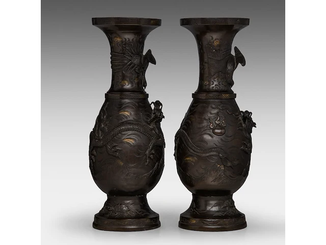 A pair of japanese 'dragon and phoenix' bronze vases with gilt details, meiji period, h 56 cm - afbeelding 5 van  10