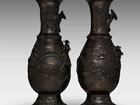 A pair of japanese 'dragon and phoenix' bronze vases with gilt details, meiji period, h 56 cm - afbeelding 5 van  10