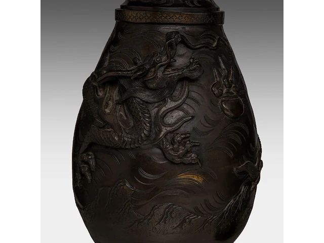 A pair of japanese 'dragon and phoenix' bronze vases with gilt details, meiji period, h 56 cm - afbeelding 8 van  10