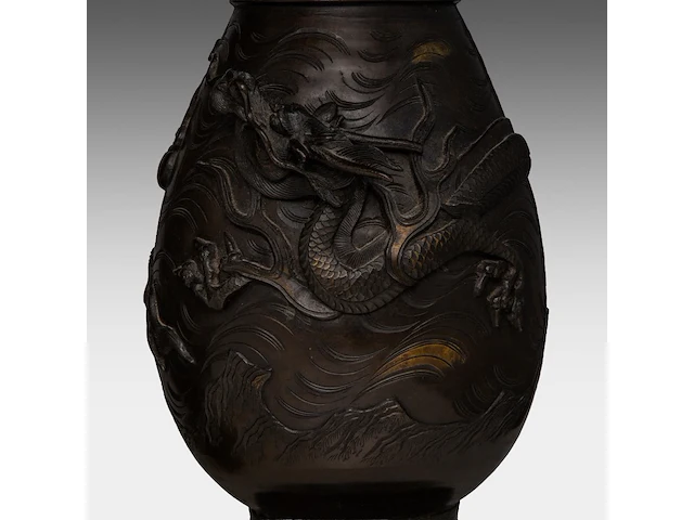 A pair of japanese 'dragon and phoenix' bronze vases with gilt details, meiji period, h 56 cm - afbeelding 9 van  10