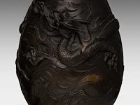 A pair of japanese 'dragon and phoenix' bronze vases with gilt details, meiji period, h 56 cm - afbeelding 9 van  10