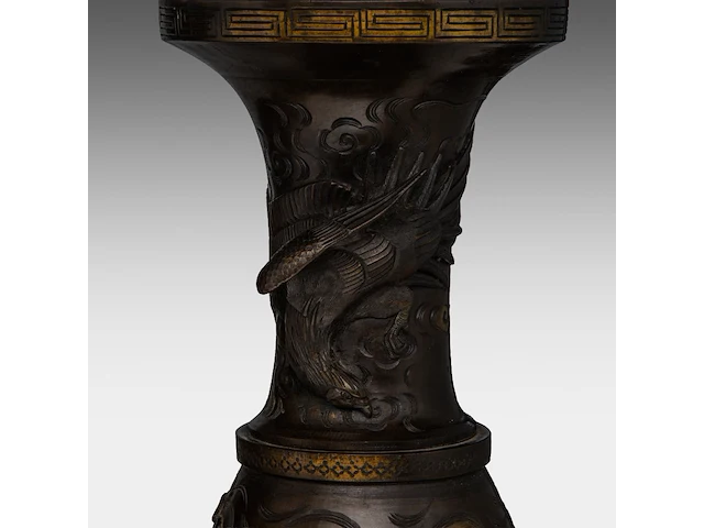 A pair of japanese 'dragon and phoenix' bronze vases with gilt details, meiji period, h 56 cm - afbeelding 10 van  10