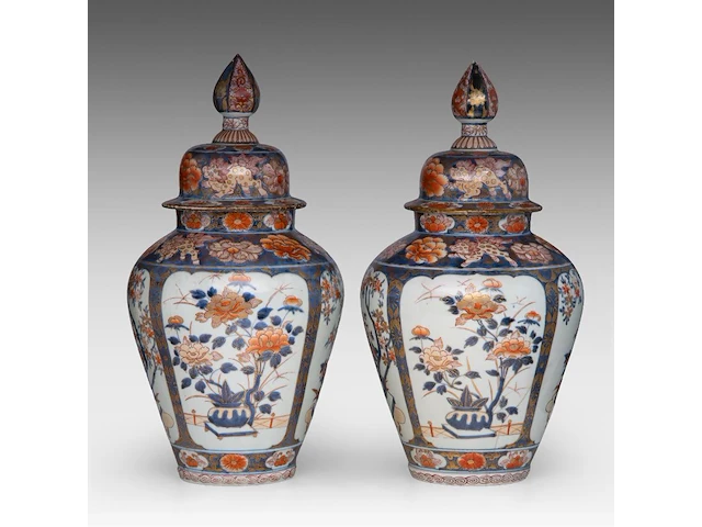 A pair of japanese imari 'flower baskets' lidded vases, edo period, total h 50 cm - afbeelding 1 van  8