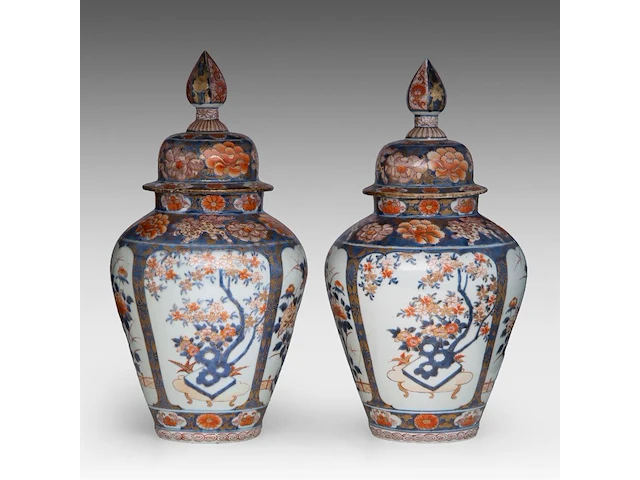 A pair of japanese imari 'flower baskets' lidded vases, edo period, total h 50 cm - afbeelding 2 van  8