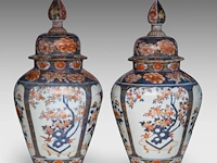 A pair of japanese imari 'flower baskets' lidded vases, edo period, total h 50 cm - afbeelding 2 van  8