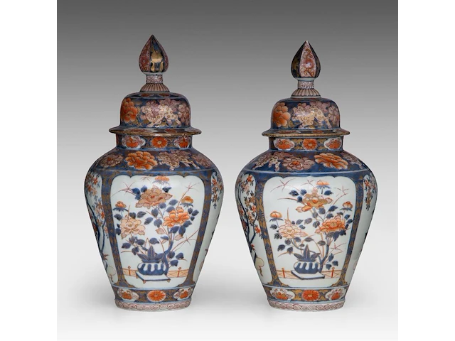 A pair of japanese imari 'flower baskets' lidded vases, edo period, total h 50 cm - afbeelding 3 van  8