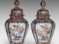 A pair of japanese imari 'flower baskets' lidded vases, edo period, total h 50 cm - afbeelding 3 van  8