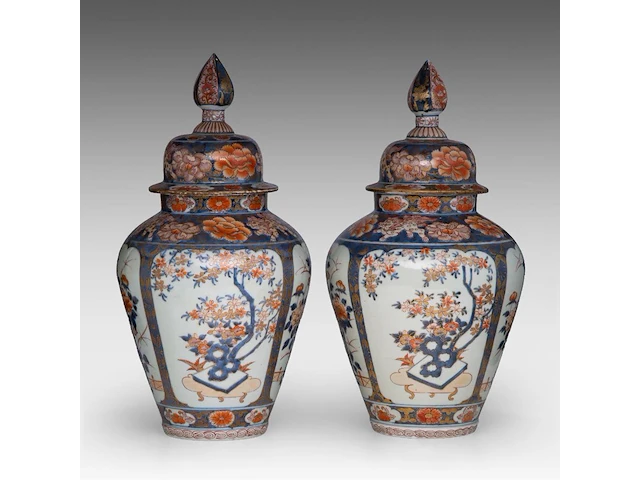 A pair of japanese imari 'flower baskets' lidded vases, edo period, total h 50 cm - afbeelding 4 van  8