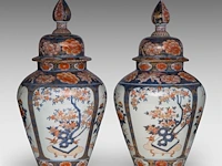 A pair of japanese imari 'flower baskets' lidded vases, edo period, total h 50 cm - afbeelding 4 van  8