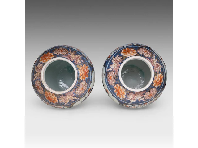 A pair of japanese imari 'flower baskets' lidded vases, edo period, total h 50 cm - afbeelding 5 van  8