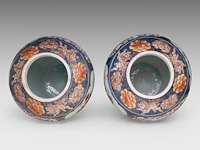 A pair of japanese imari 'flower baskets' lidded vases, edo period, total h 50 cm - afbeelding 5 van  8