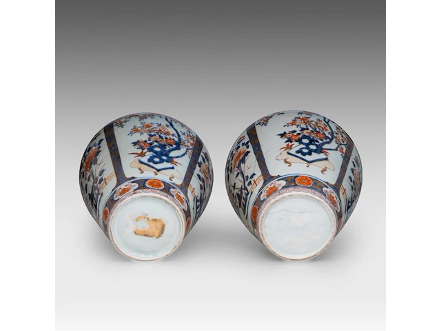 A pair of japanese imari 'flower baskets' lidded vases, edo period, total h 50 cm - afbeelding 6 van  8