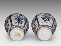 A pair of japanese imari 'flower baskets' lidded vases, edo period, total h 50 cm - afbeelding 6 van  8