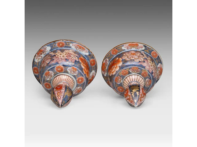 A pair of japanese imari 'flower baskets' lidded vases, edo period, total h 50 cm - afbeelding 7 van  8