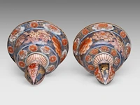 A pair of japanese imari 'flower baskets' lidded vases, edo period, total h 50 cm - afbeelding 7 van  8
