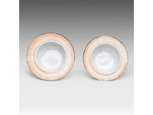 A pair of japanese imari 'flower baskets' lidded vases, edo period, total h 50 cm - afbeelding 8 van  8