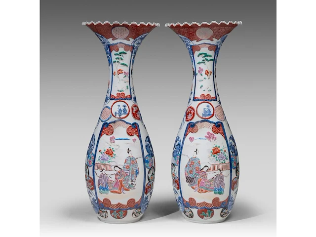 A pair of japanese imari vases, late meiji, h 93 cm - afbeelding 1 van  6
