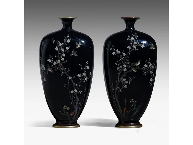 A pair of japanese midnight blue cloisonné enameled vases with a decor of birds among cherry blossoms and bamboo stalks, meiji period (1868-1912), h 15 cm - afbeelding 1 van  8